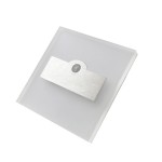 Oprawa schodowa Lumi LED z czujnikiem ruchu, 12V, barwa neutralna 4000K. Element metalowy w srebrnym kolorze, umieszczony na przezroczystym, kwadratowym tle. Produkt montowany w poziomie, idealny do oświetlenia schodów.