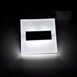 Oprawa schodowa Lumi LED 12V z czujnikiem ruchu, o zimnej barwie światła 6500K. Kwadratowy kształt z białym, matowym wykończeniem i czarnym, prostokątnym wlotem. Widoczna z tyłu jednostka zasilająca.