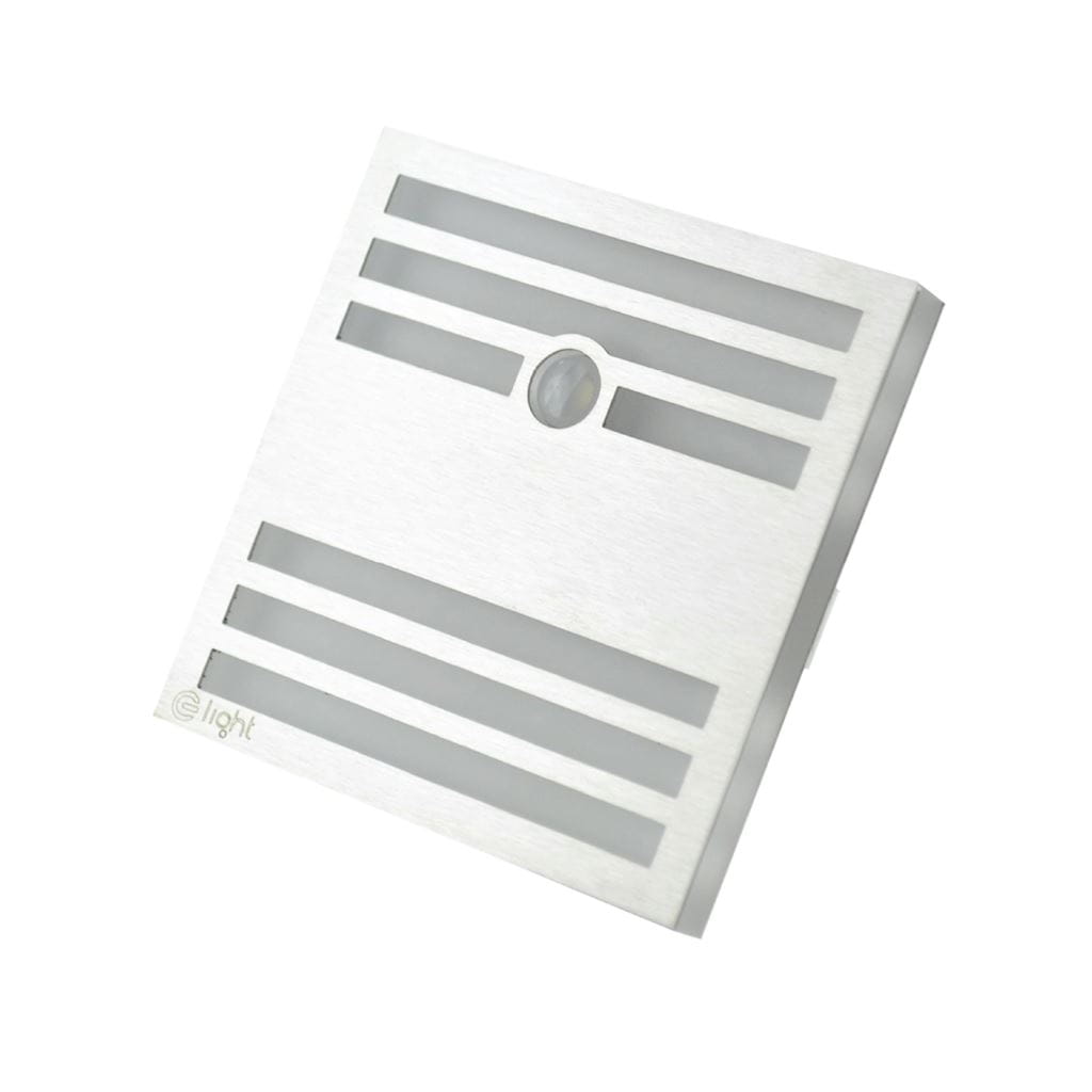 LED oprawa schodowa Pepers z czujnikiem ruchu, 12V, w kolorze srebrnym. Kwadratowy kształt z matowej stali, z białymi wstawkami i centralnym otworem czujnika. Światło w barwie ciepłej 3000K. Ujęcie frontalne. Idealna do oświetlenia schodów lub korytarzy.