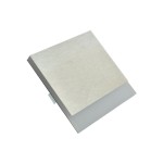 Oprawa schodowa Berg LED 230V w kolorze srebrnym, prostokątna, z matową powierzchnią. Emituje zimne światło o barwie 6500K. Ujęcie z boku, pokazujące detale i krawędzie oprawy, gotowa do montażu.