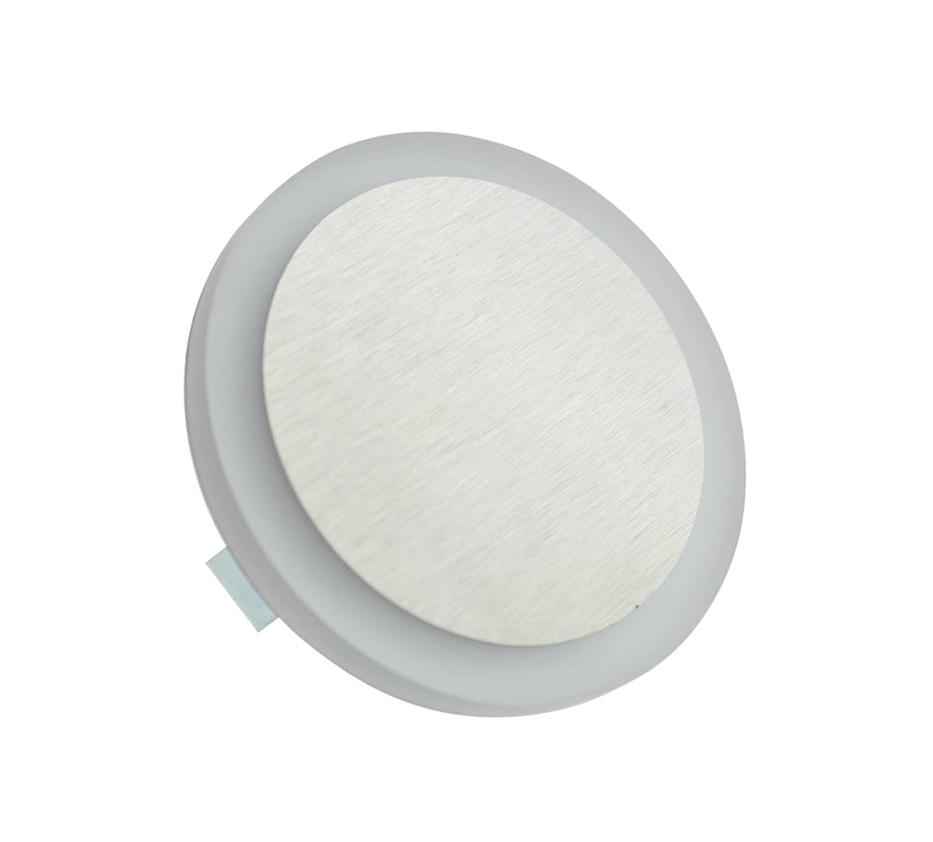 Oti Max LED oprawa schodowa 230V w kolorze srebrnym, okrągła z matowym kloszem, emitująca ciepłe światło 3000K. Ujęcie z boku, produkt zamontowany na ścianie, widoczny detal metalowej powierzchni.