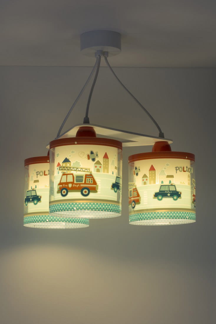 Lampa wisząca 3-punktowa w kolorze białym i pomarańczowym, z trzema abażurami zdobionymi motywami pojazdów, w tym furgonetką policyjną i strażacką. Abażury mają dekoracyjne pasy w kolorze zielonym i niebieskim, zawieszone na prostokątnym, białym stelażu.