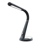 Czarna lampka biurkowa Berkan K-BL-1063 z LED, o smukłej, zakrzywionej konstrukcji. Ujęcie z boku, z widocznym włącznikiem i przyciskami na podstawie. Lamka ma płaski klosz, zapewniający równomierne oświetlenie.
