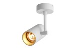 Biała lampa sufitowa Tori SL1 z jednym punktem świetlnym, z cylindrycznym kloszem zewnętrznym, w środku złotym. Ujęcie pod kątem, zamontowana na suficie. Prosta konstrukcja, idealna do nowoczesnych wnętrz.