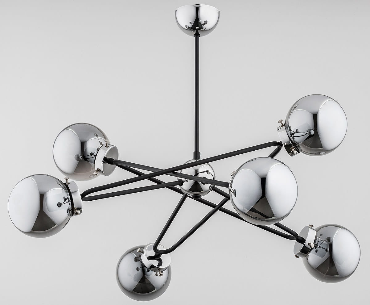 Lampa wisząca Sagito 6-punktowa w kolorze chromu, z sześcioma okrągłymi kloszami, umieszczonymi na czarnych ramionach. Ujęcie z góry, pokazujące nowoczesny design i metaliczne wykończenie. Tło jednolite, szare.
