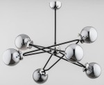 Lampa wisząca Sagito 6-punktowa w kolorze chromu, z sześcioma okrągłymi kloszami, umieszczonymi na czarnych ramionach. Ujęcie z góry, pokazujące nowoczesny design i metaliczne wykończenie. Tło jednolite, szare.