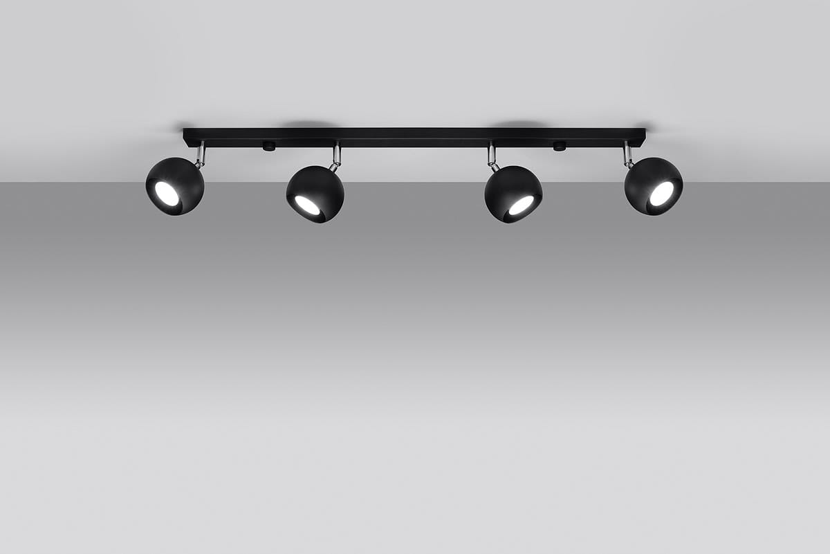 Czarna lampa sufitowa Oculare z czterema punktami świetlnymi, umieszczona na prostokątnej podstawie. Kule lamp są skierowane w różnych kierunkach, co umożliwia regulację oświetlenia. Całość zawieszona na gładkim, jasnym tle.