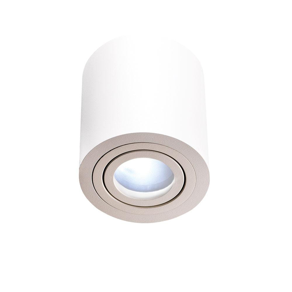Lampa sufitowa Rullo Bianco w formie cylindrycznej, wykonana w białym kolorze. Zainstalowana na suficie, z widocznym punktem świetlnym w środku. Wysoka klasa odporności IP44. Prosty, nowoczesny design bez dodatkowych zdobień.