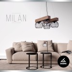 Lampa wisząca 4-punktowa Milan w brązowej kolorystyce, z drewnianym stelażem i metalowymi kloszami w formie siatki. Zawieszona w przestrzeni nad stylową sofą, w otoczeniu dwóch okrągłych stołów. Tło białe, minimalistyczne.