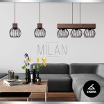 Lampa wisząca Milan w kolorze brązowym, z metalowym kloszem w formie siatki. Zawieszona na trzech cienkich linkach, umieszczona nad nowoczesną sofą. Tło w jasnym kolorze, minimalistyczne otoczenie z dekoracjami na stole.