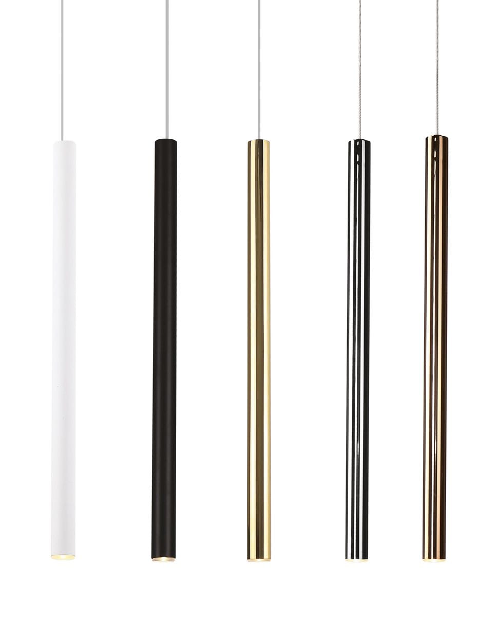Czarna wisząca lampa LED o cylindrycznym kształcie, zawieszona na cienkim przewodzie. W zestawie z lampą znajdują się warianty w kolorze białym, złotym i metalicznym czarnym. Prosta, nowoczesna forma idealna do minimalistycznych wnętrz.