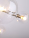 Lampa wisząca Lollipop P0295, 7-punktowa z przezroczystymi kloszami w kształcie kul, metalowym mocowaniem. Ujęcie z bliska, skupione na detalach kloszy i źródłach światła, na jasnym tle.