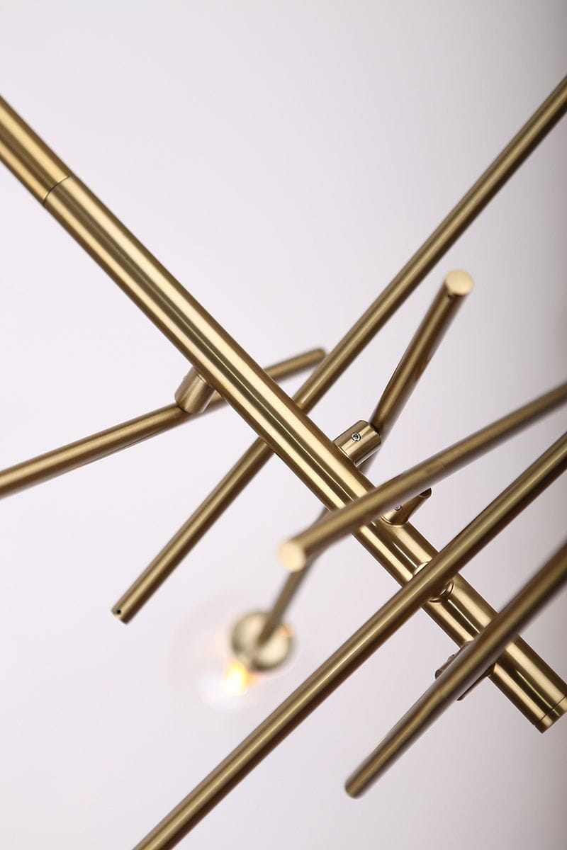 Lampa wisząca Lollipop 6-punktowa, złota, z metalowymi prętami o różnych długościach i kształtach, montowana sufitowo. Ujęcie z bliska, ukazujące detale konstrukcji oraz jedno z miejsc na żarówkę. Tło jasne, jednolite.