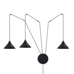 Lampa wisząca Abramo 3-punktowa w kolorze czarnym. Trzy stożkowe klosze zawieszone na cienkich linkach, zamocowane do okrągłej podstawy. Ujęcie frontalne, na białym tle, podkreślające minimalistyczny design.