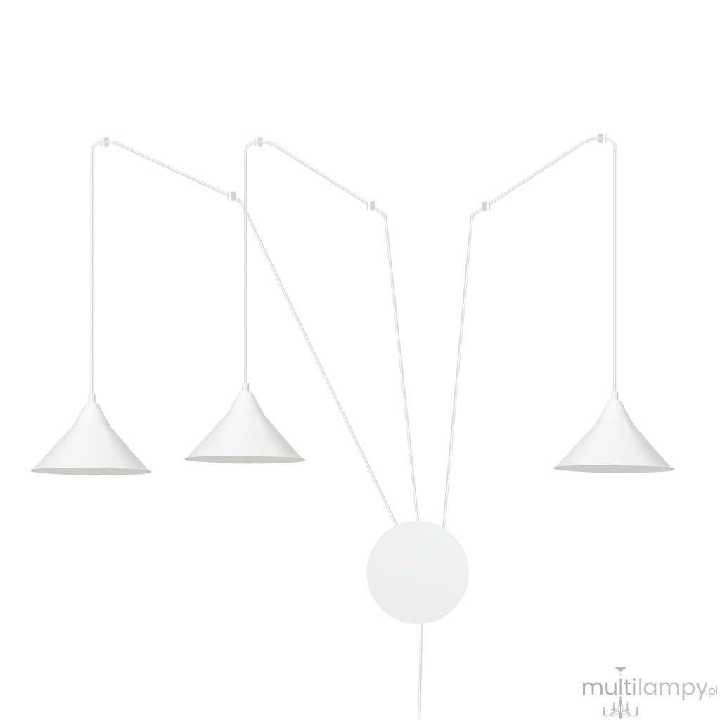 Lampa wisząca Abramo 3-punktowa w kolorze białym. Posiada trzy stożkowe klosze zawieszone na cienkich linkach, połączone z centralnym okrągłym elementem. Ujęcie frontalne, na jednolitym białym tle.