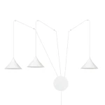 Lampa wisząca Abramo 3-punktowa w kolorze białym. Posiada trzy stożkowe klosze zawieszone na cienkich linkach, połączone z centralnym okrągłym elementem. Ujęcie frontalne, na jednolitym białym tle.