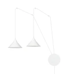 Lampa wisząca Abramo 2-punktowa w kolorze białym. Dwa stożkowate klosze zawieszone na cienkich linkach, połączone z okrągłą podstawą. Minimalistyczny design, idealna do nowoczesnych wnętrz. Ujęcie frontalne, wyróżniające elegancką formę.