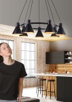 Lampa wisząca More 7-punktowa 37-71170 w kolorze czarnym, z metalowymi kloszami w kształcie stożków. Zawieszona na długich linkach, umieszczona nad nowoczesnym stołem w kuchni. Widoczna w aranżacji z drewnianymi i czarnymi elementami mebli.