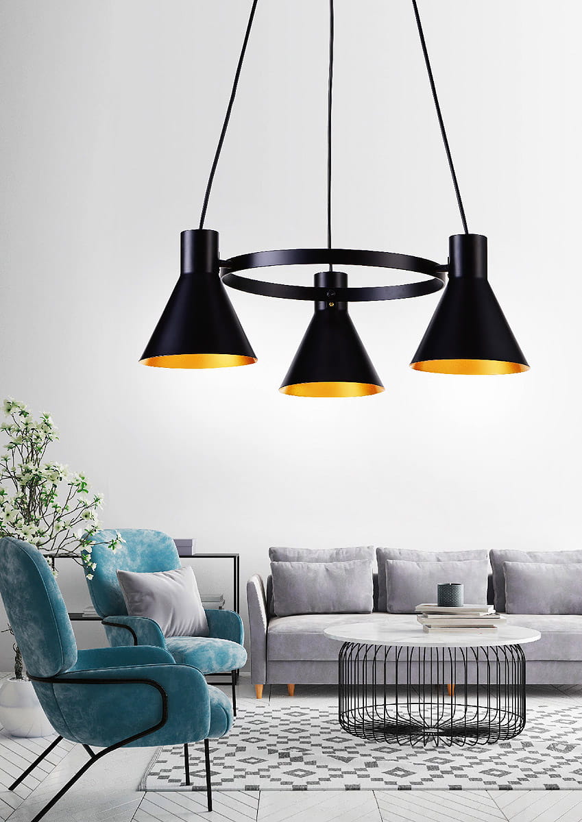 Lampa wisząca More 3-punktowa w kolorze czarnym z metalowymi kloszami w kształcie stożków. Zawieszona na cienkich przewodach, osadzona na okrągłej podstawie. W tle nowoczesny salon z niebieskimi fotelami i szarym sofą.