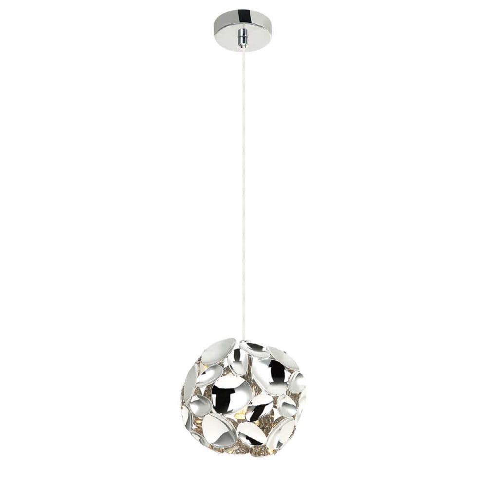 Lampa wisząca Carera Cromo S w kolorze chromu, z okrągłym kloszem z metalowymi detalami w kształcie listków. Długa, cienka linka mocująca, montowana sufitowo, prezentująca nowoczesny design. Idealna do nowoczesnych wnętrz.
