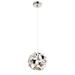 Lampa wisząca Carera Cromo S w kolorze chromu, z okrągłym kloszem z metalowymi detalami w kształcie listków. Długa, cienka linka mocująca, montowana sufitowo, prezentująca nowoczesny design. Idealna do nowoczesnych wnętrz.