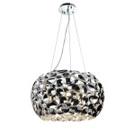 Lampa wisząca Carera Cromo z sześcioma punktami świetlnymi, o okrągłym kształcie, wykonana z chromowanych elementów oraz kryształowych detali. Zawieszona na cienkich linkach, prezentuje elegancki design z lustrzanym wykończeniem.