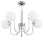 Lampa wisząca Ape 5-punktowa w kolorze chromu, z pięcioma białymi, okrągłymi kloszami. Ułożona w formie świecznika, z metalowymi ramionami. Zawieszona na długim, prostym pręcie. Tło białe, podkreślające elegancki design.