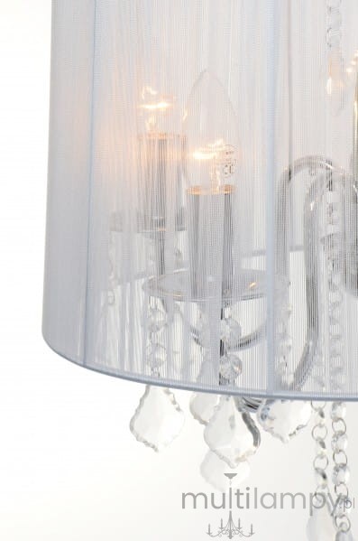 Srebrna lampa wisząca 3-punktowa Mona LP-5005/3P z przezroczystym kloszem i kryształowymi zawieszkami. Widoczne trzy źródła światła oraz dekoracyjne elementy, w tym kryształowe akcenty. Lampa w pozycji wiszącej, z detalami podświetlającymi.