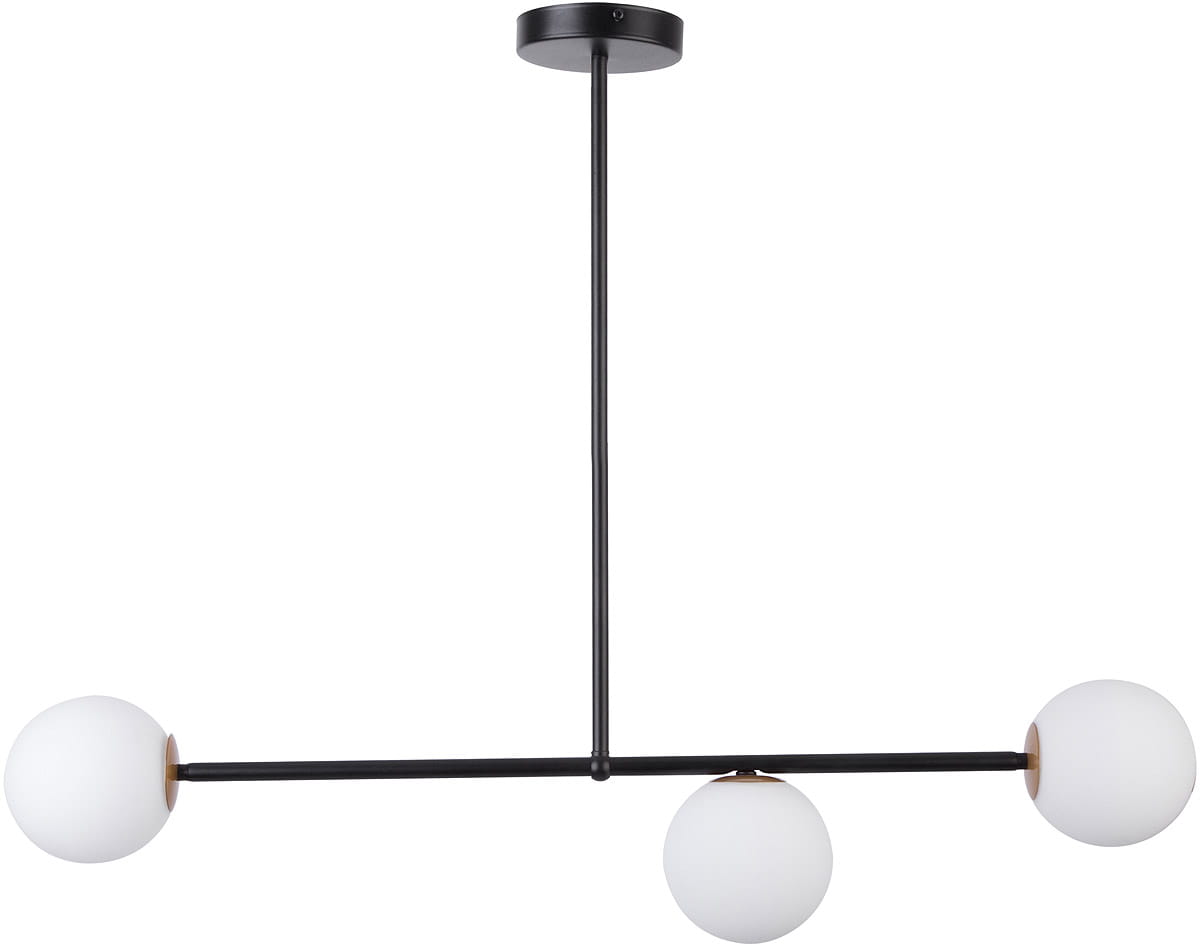 Czarna lampa wisząca Gama z trzema kulistymi kloszami z białego szkła. Ułożona poziomo na długim, cienkim ramieniu, z zamocowaniem sufitowym. Prosty, nowoczesny design, idealna do wnętrz.