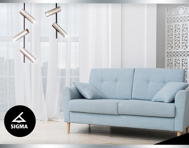 Leda lampa sufitowa 2-punktowa w kolorze czarnym z złotymi elementami, wisząca, z nowoczesnym designem. Widoczna w aranżacji z niebieską sofą, z białymi zasłonami w tle.