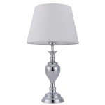 Lampka stołowa Etien 1-punktowa TB-7730-1 z metalowym, błyszczącym trzonem w kształcie kielicha oraz białym, materiałowym kloszem. Ujęcie frontalne, stojąca na płaskiej powierzchni. Idealna do wnętrz w stylu klasycznym lub nowoczesnym.