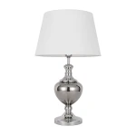 Lampka stołowa Korrez TB-6620-1 z metalowym, błyszczącym korpusem w kształcie stożka i białym kloszem. Ustawiona na płaskiej podstawie, frontalne ujęcie ukazuje elegancki design i kontrastujące kolory. Idealna do wnętrz w stylu klasycznym.