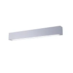 Biały kinkiet LED Ibros IP44 o długości 63 cm i mocy 9W, w prostokątnym kształcie. Ujęcie frontalne, produkt zamontowany na ścianie, z widocznym źródłem światła w linii prost. Idealny do oświetlenia wnętrz.