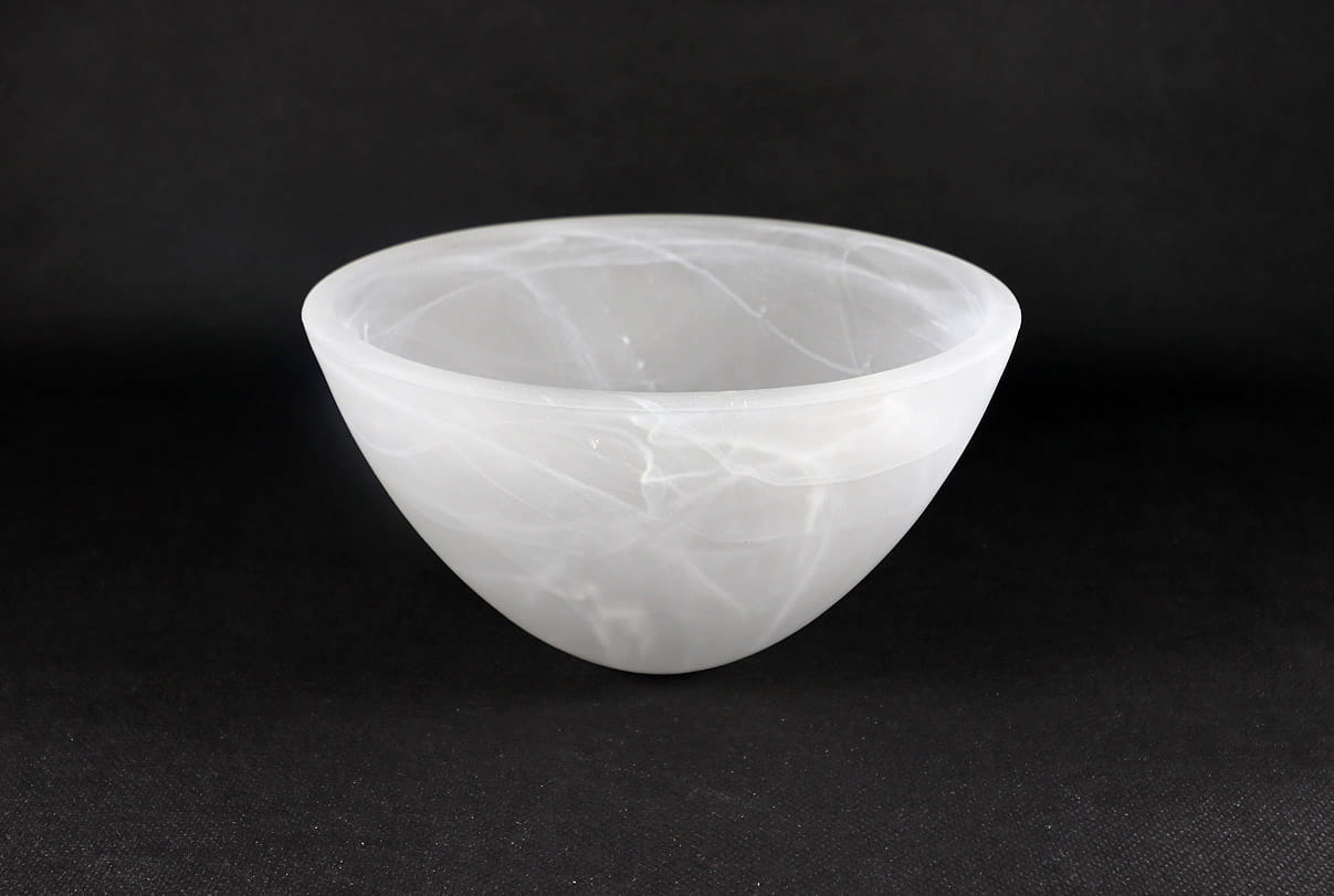 Klosz szklany Esla w kształcie stożka, średnica 170 mm, w kolorze alabaster. Produkt o matowej fakturze, zaokrąglone krawędzie, widoczne delikatne żyłki w materiale. Ujęcie frontalne, lekko z boku, na ciemnym tle.
