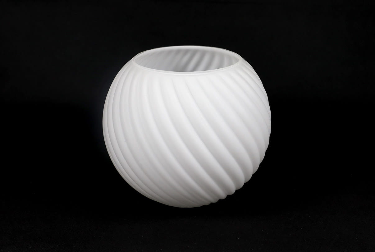 Klosz szklany Duero w kształcie kuli o średnicy 150 mm, wykonany z matowego białego szkła z widocznym spiralnym wzorem. Produkt ustawiony na czarnym tle, z otwartą górą.