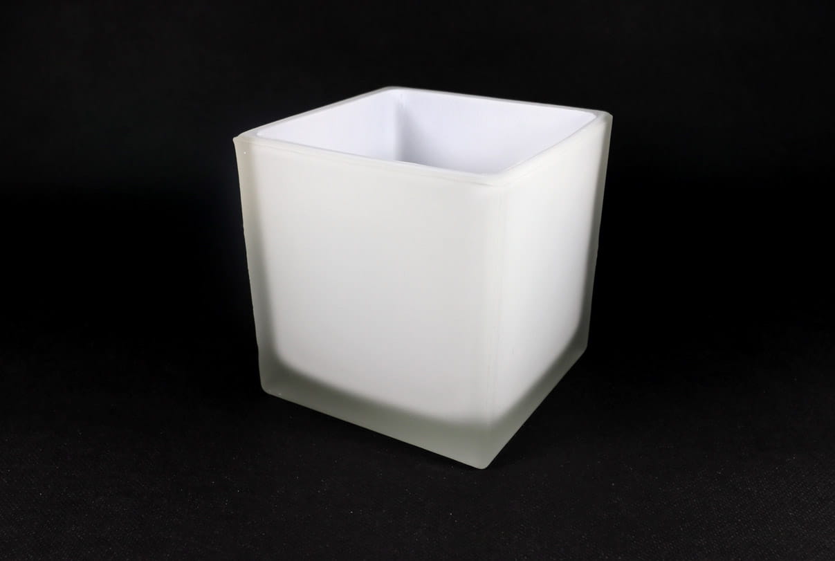 Klosz szklany w kształcie kostki, biały, o wymiarach 120x120 mm. Z matową teksturą, z zaokrąglonymi krawędziami, widoczny z boku, na jednolitym czarnym tle. Idealny do zastosowań oświetleniowych lub dekoracyjnych.