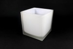 Klosz szklany w kształcie kostki, biały, o wymiarach 120x120 mm. Z matową teksturą, z zaokrąglonymi krawędziami, widoczny z boku, na jednolitym czarnym tle. Idealny do zastosowań oświetleniowych lub dekoracyjnych.