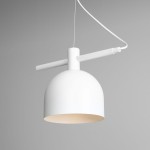 Beryl lampa wisząca 1-punktowa w kolorze białym, z okrągłym kloszem i prostym, metalowym uchwytem. Lampa zawieszona na cienkim kablu, z minimalisticznym designem, idealna do nowoczesnych wnętrz.