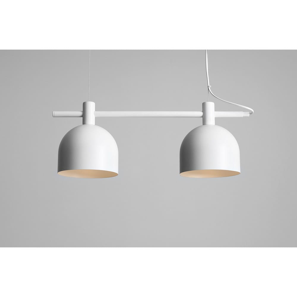 Beryl lampa wisząca 2-punktowa w kolorze białym, z dwoma zaokrąglonymi kloszami zawieszonymi na prostej rurce. Klosze mają matowe wykończenie, a lampa jest zawieszona na cienkim przewodzie, na neutralnym tle.
