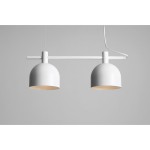 Beryl lampa wisząca 2-punktowa w kolorze białym, z dwoma zaokrąglonymi kloszami zawieszonymi na prostej rurce. Klosze mają matowe wykończenie, a lampa jest zawieszona na cienkim przewodzie, na neutralnym tle.