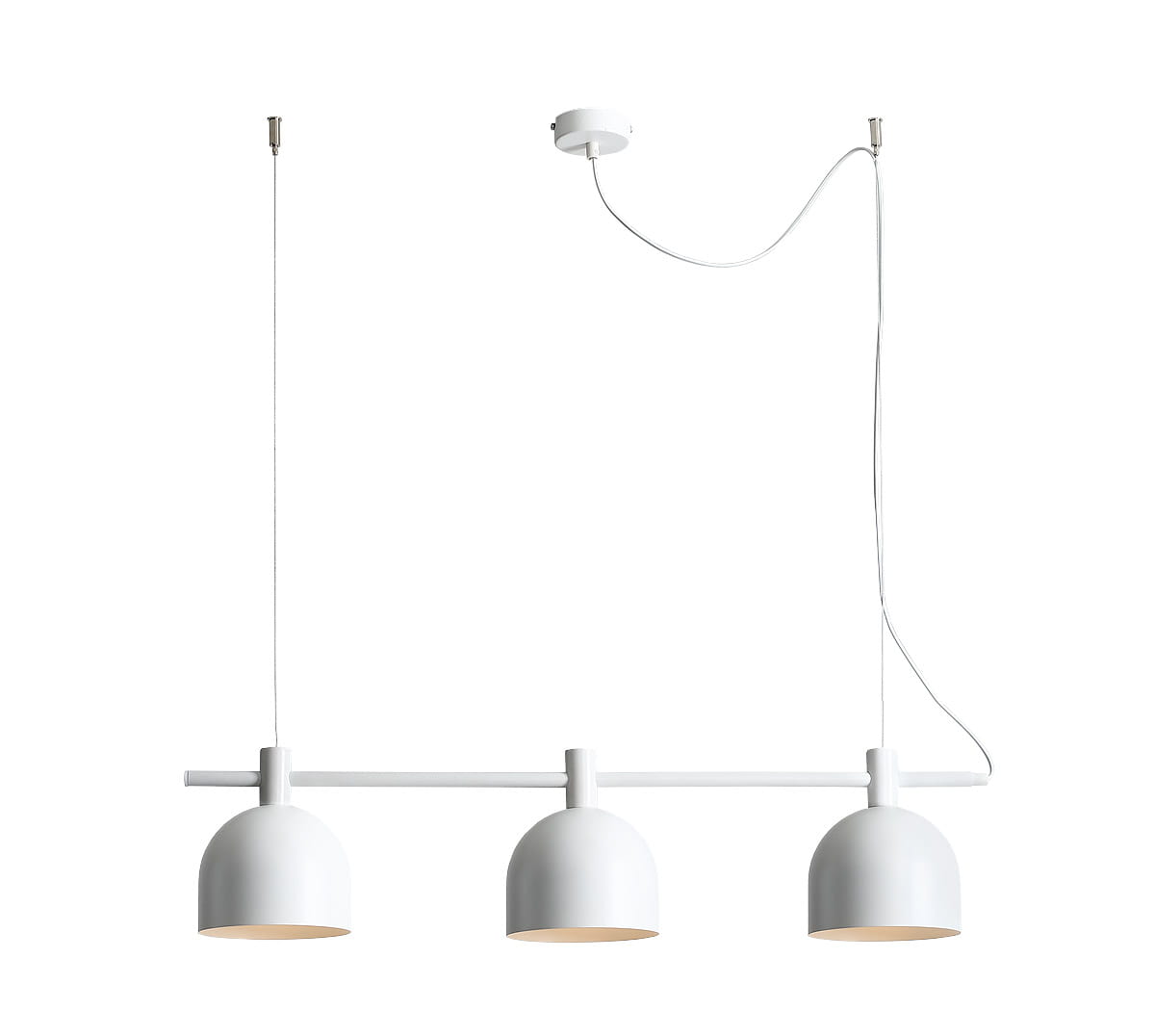 Lampa wisząca Beryl 3-punktowa w białym kolorze. Składa się z trzech okrągłych kloszy zawieszonych na poziomej rurze. Klosze mają matową powierzchnię i znajdują się na różnych wysokościach. Kabel i mocowanie sufitowe również w białym kolorze.