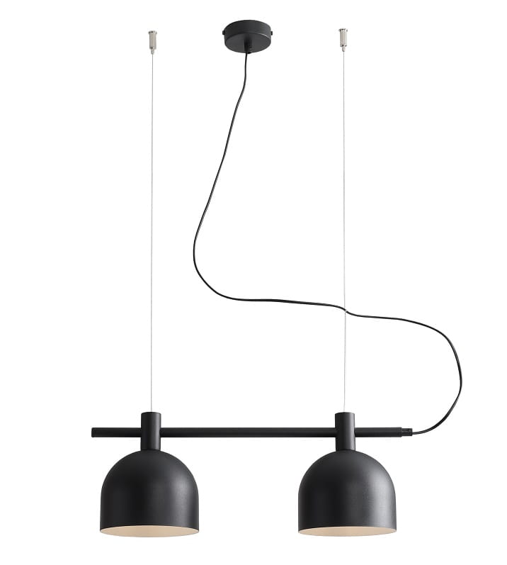 Lampa wisząca Beryl 2-punktowa w kolorze czarnym, z dwoma okrągłymi kloszami i metalową konstrukcją. Zawieszona na cienkich linkach, z widocznym kablem. Prosty, nowoczesny design, idealna do wnętrz.