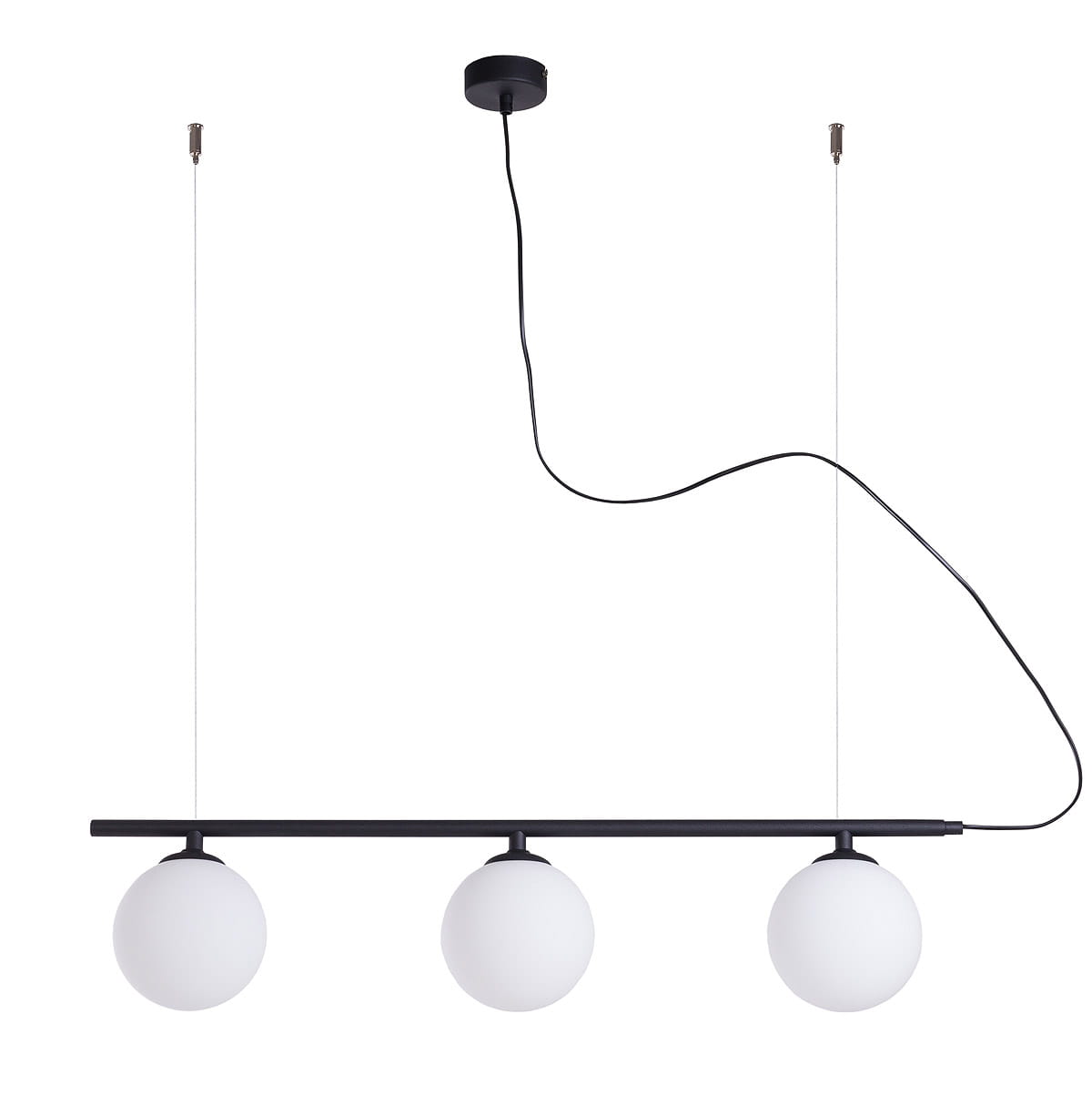 Lampa wisząca Beryl Glass 3-punktowa w kolorze czarnym, z trzema okrągłymi kloszami z białego szkła umieszczonymi na poziomej listwie. Długa, czarna linka i okrągła podsufitka. Ujęcie frontalne, na białym tle.