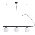 Lampa wisząca Beryl Glass 3-punktowa w kolorze czarnym, z trzema okrągłymi kloszami z białego szkła umieszczonymi na poziomej listwie. Długa, czarna linka i okrągła podsufitka. Ujęcie frontalne, na białym tle.