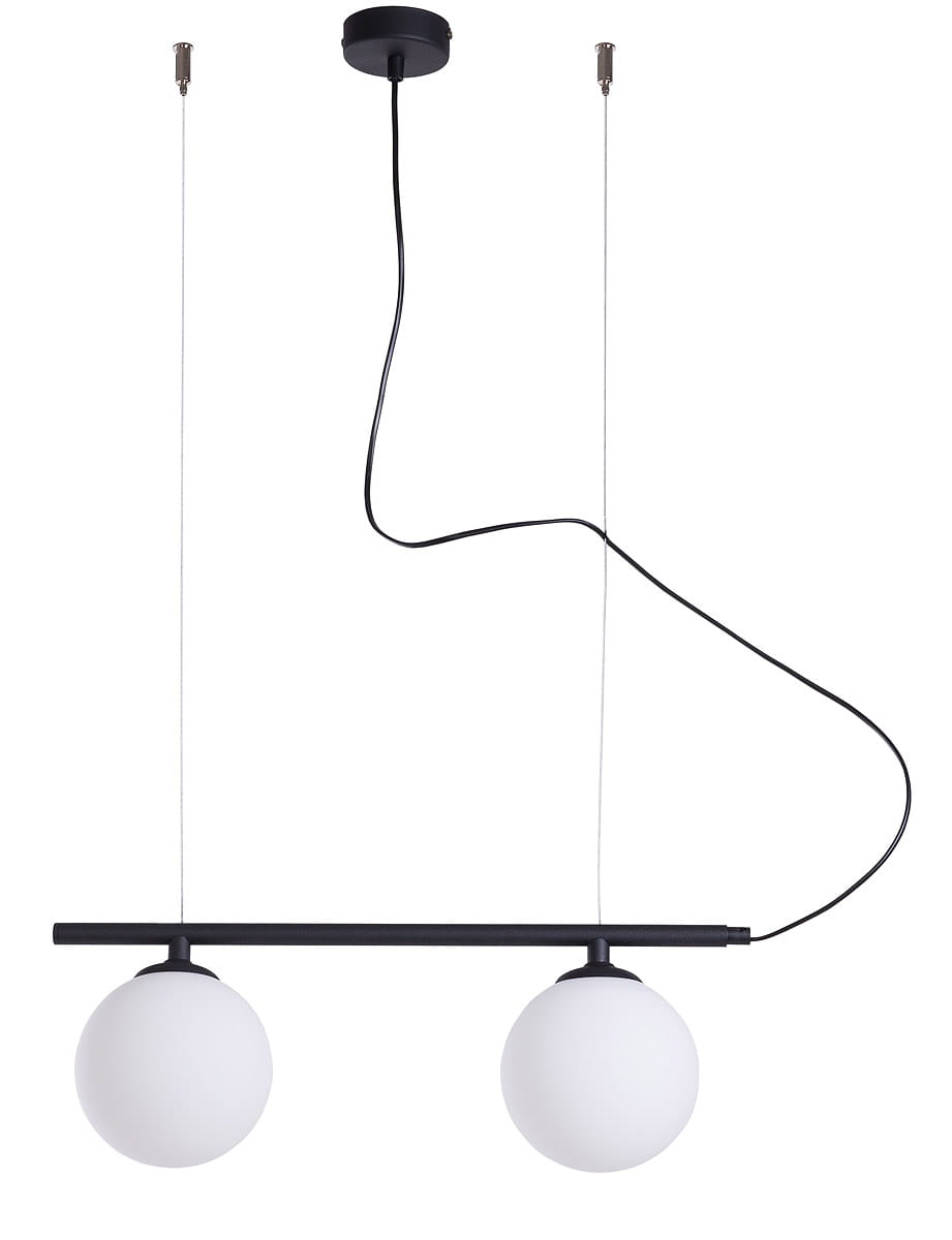 Lampa wisząca Beryl Glass 2-punktowa w kolorze czarnym, z dwoma białymi kulistymi kloszami zawieszonymi na cienkich linkach, umieszczona na poziomej rurze. Kabel elektryczny prowadzi od sufitu do lampy.
