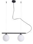 Lampa wisząca Beryl Glass 2-punktowa w kolorze czarnym, z dwoma białymi kulistymi kloszami zawieszonymi na cienkich linkach, umieszczona na poziomej rurze. Kabel elektryczny prowadzi od sufitu do lampy.