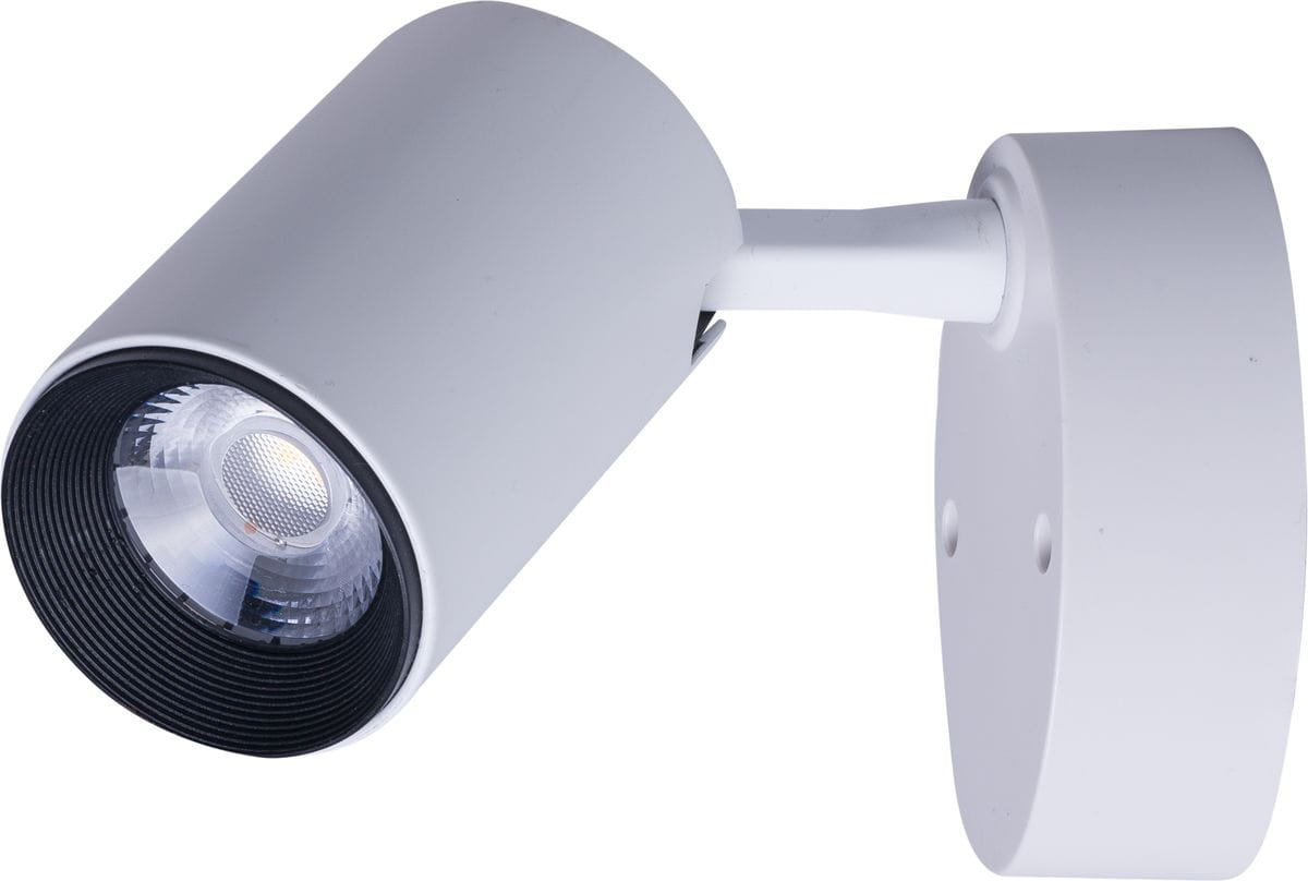Biały kinkiet Iris LED 1-punktowy, zamontowany na okrągłej podstawie. Lampa ma cylindryczny kształt z metalowym wykończeniem i widoczną soczewką LED. Ujęcie z boku, eksponujące detale konstrukcji i kierunek światła.