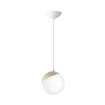 Lampa wisząca Sfera Wood 1-punktowa MLP5424 w kształcie półprzezroczystej kuli z białym szkłem i beżową górą. Zawieszona na białym przewodzie, montowana sufitowo, prezentuje nowoczesny design. Tło proste, białe.