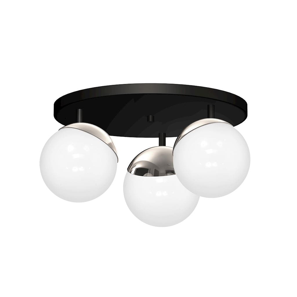 Lampa sufitowa Sfera 3-punktowa w kolorze chromu z trzema okrągłymi kloszami z białego szkła. Elementy mocujące w kolorze czarnym, zamontowana na okrągłej podstawie. Klosze mają metaliczne wykończenie u góry.