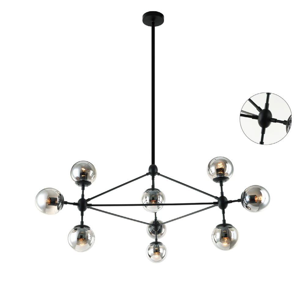 Lampa wisząca Bao Neo Fume z 10 punktami świetlnymi, o strukturze z czarnych metalowych ramion i szklanych kulistych kloszach w odcieniu dymionym. Zawieszona na długim drążku, w nowoczesnym stylu.